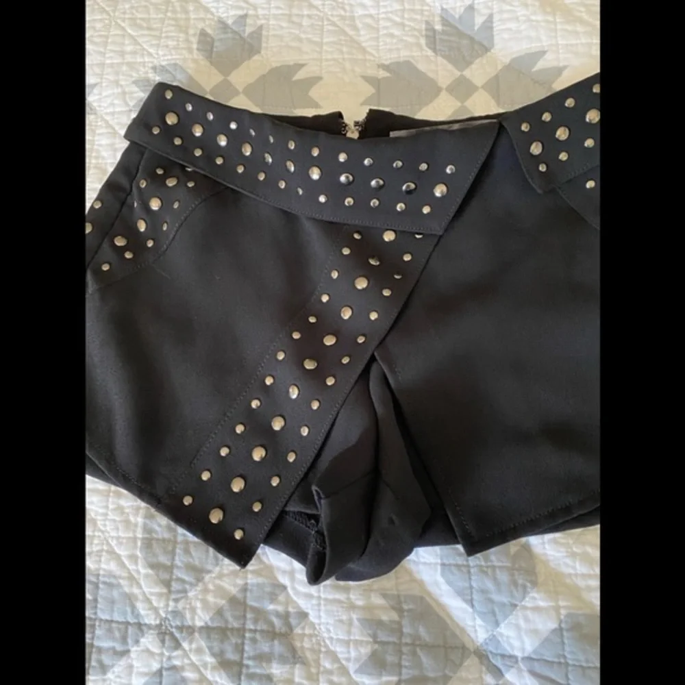 GUESS size 0 black studded skort - Picture 5 of 12